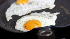 Prečo sa vám vajcia na panvici nikdy nepodaria na jednotku – 3 hlavné chyby